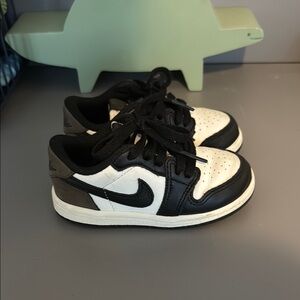 Nike Black and White, brown Sneakers Classic Low-Top Design